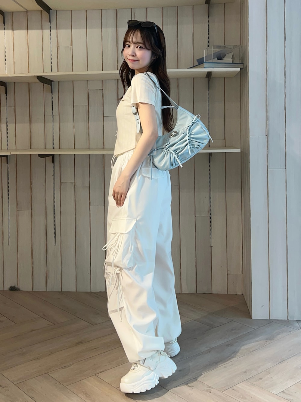 ピンク系のシューズ、ホワイト系のカーゴパンツ、ホワイト系のTシャツ/カットソーを着用したレディースの春コーディネートの3枚目の写真