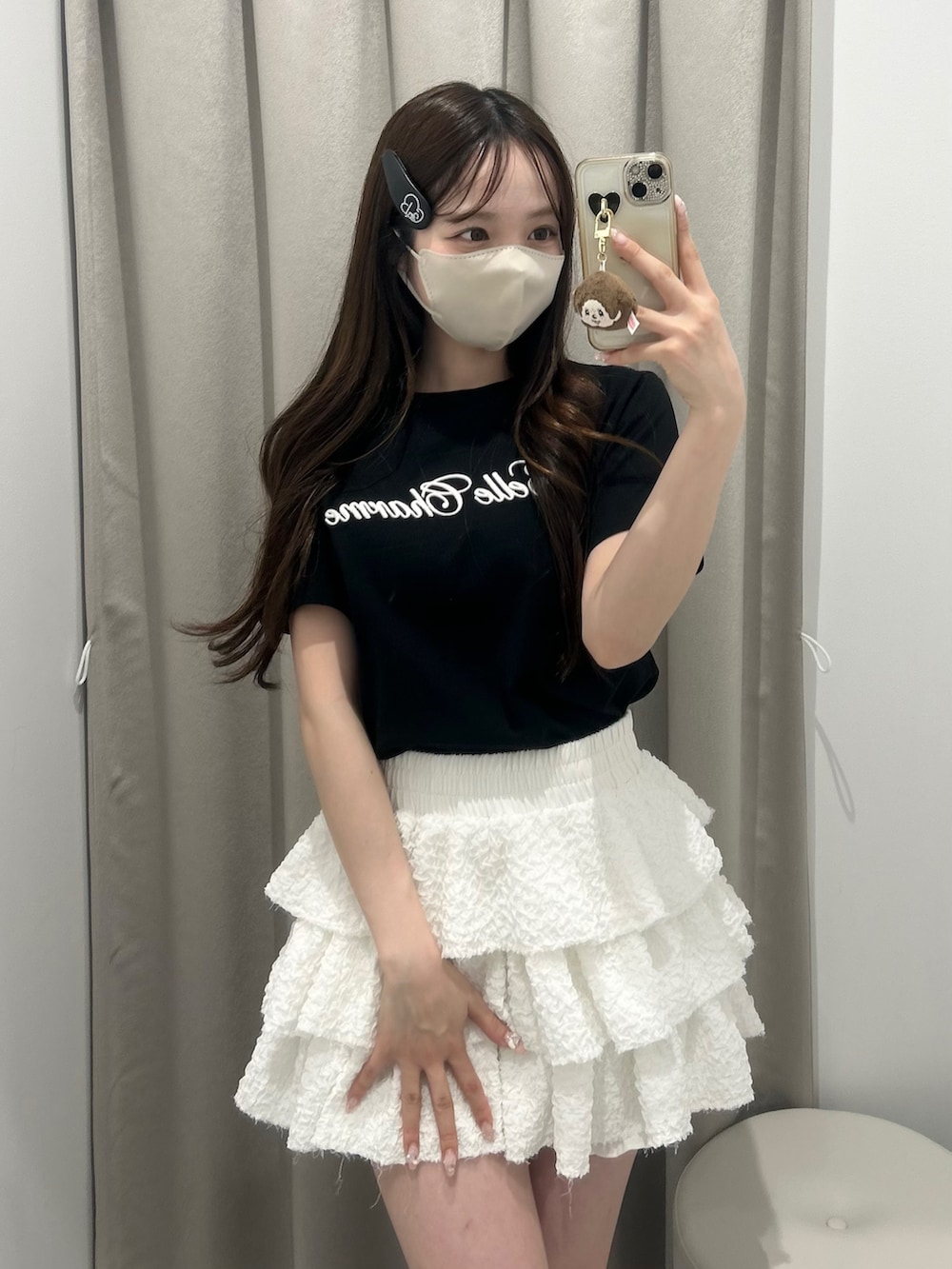 ブラック系のスカート、ブラック系のTシャツ/カットソー、ブラック系のローファーを着用したレディースの春コーディネートの5枚目の写真