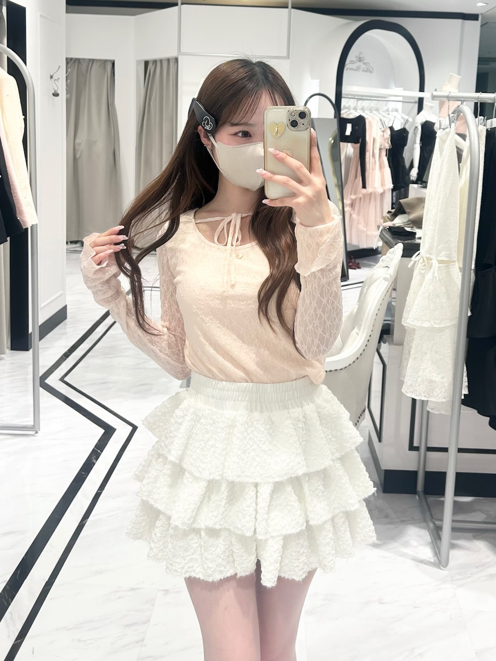 ピンク系のTシャツ/カットソー、ホワイト系のスカートを着用したレディースの春コーディネートの2枚目の写真