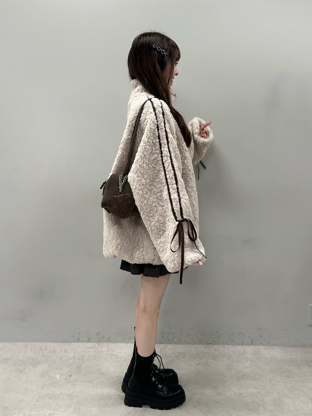 「秋コーデ、今日のコーデ、シンプルスタイル、ゆるコーデ、ビックシルエット、ボア、ボアジャケット、リボン、低身長、オリーブ デ オリーブ(OLIVE des OLIVE)、いいね、save、フォローお願いします🤑、ブラウン、ベージュ、ブーツ、淡色コーデ」｜「OLIVE des OLIVEの【SNSで話題の！】袖リボンボアブルゾン（ブルゾン、ベージュ系）」を使った、Yu.さん（骨格ウェーブ・レディース・150cm）の秋コーディネートの4枚目の写真