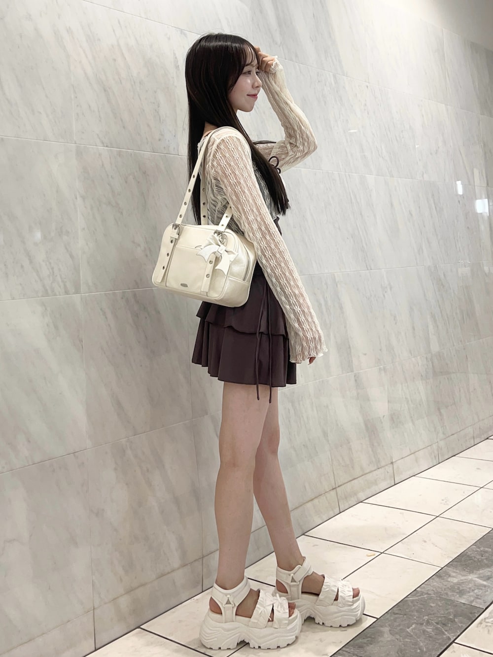 ブラウン系の水着を着用したレディースの春コーディネートの4枚目の写真