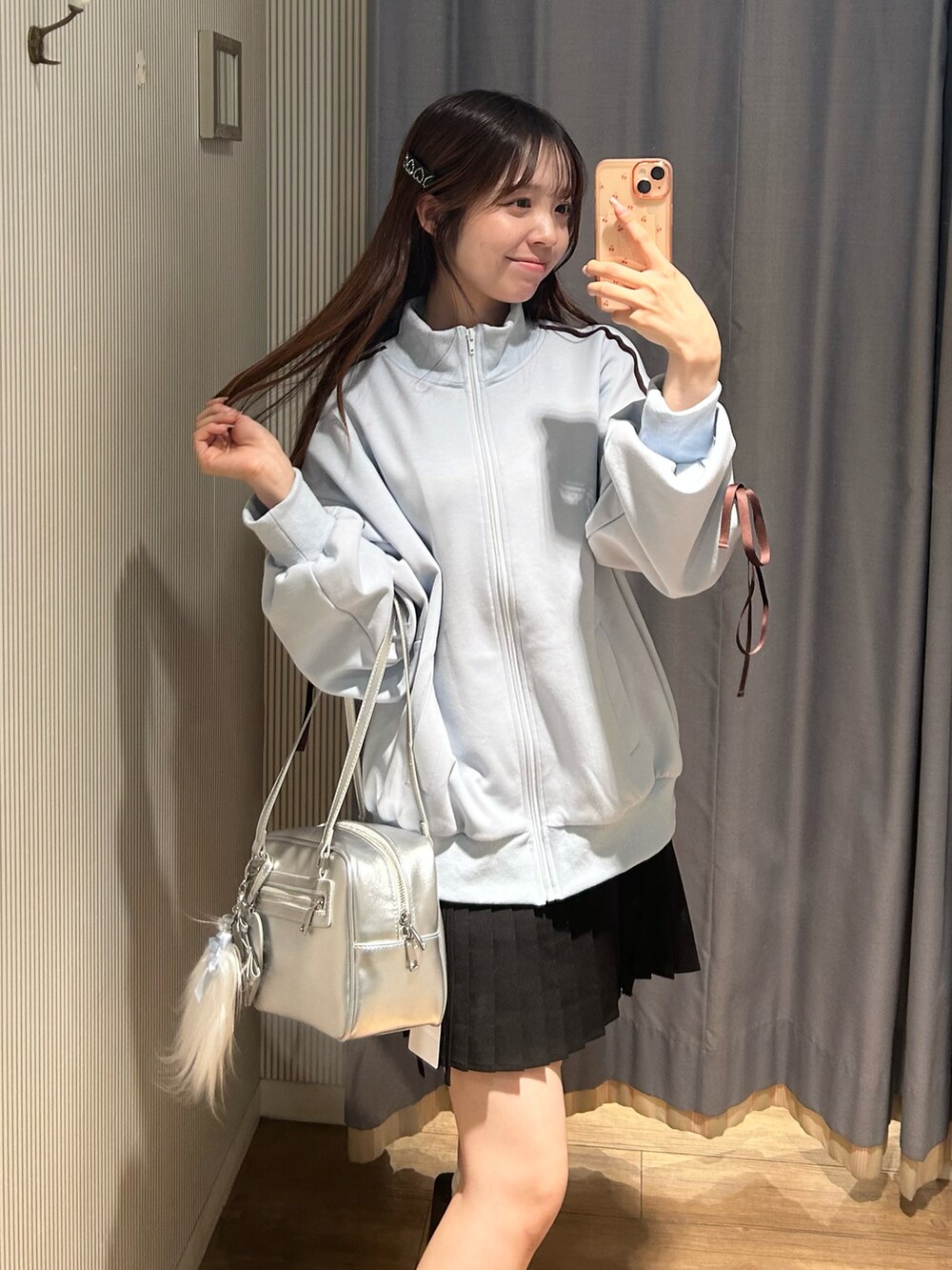 ブラック系のスカート、ブルー系のジャージ、ブラック系のブーツを着用したレディースの秋コーディネートの3枚目の写真