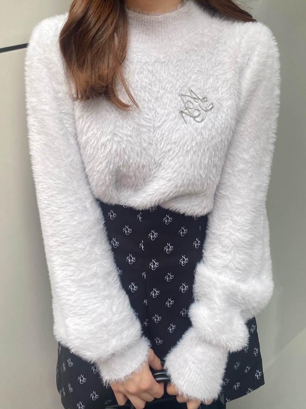 ブラック系のショルダーバッグ、ブラック系のパンツ、ブルー系のニット/セーターを着用したレディースの秋コーディネートの5枚目の写真