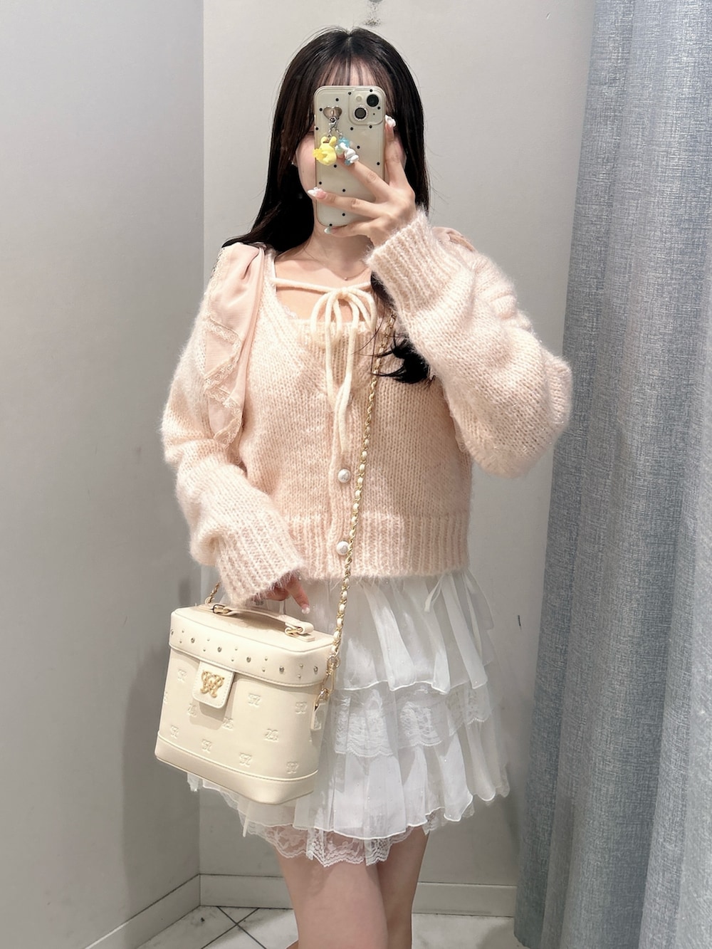 ホワイト系のその他シューズ、ピンク系のトップス、ピンク系のニット/セーターを着用したレディースの秋コーディネートの7枚目の写真