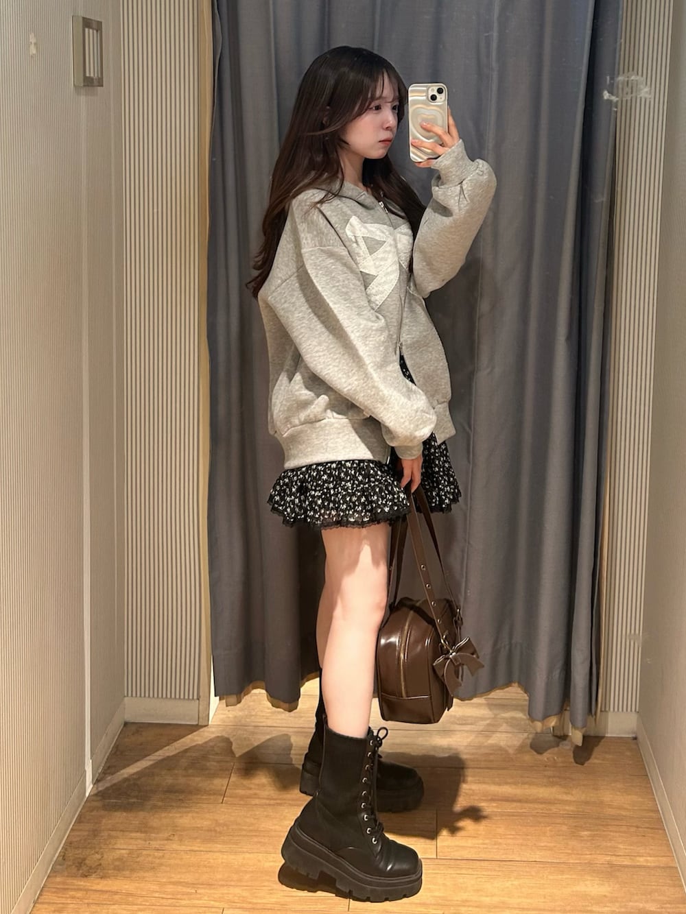 ブラウン系のショルダーバッグ、その他のスカート、グレー系のTシャツ/カットソーを着用したレディースの冬コーディネートの4枚目の写真