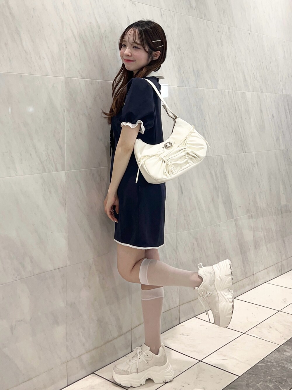 ホワイト系のショルダーバッグ、ホワイト系のその他シューズ、ブルー系のワンピースを着用したレディースの春コーディネートの3枚目の写真