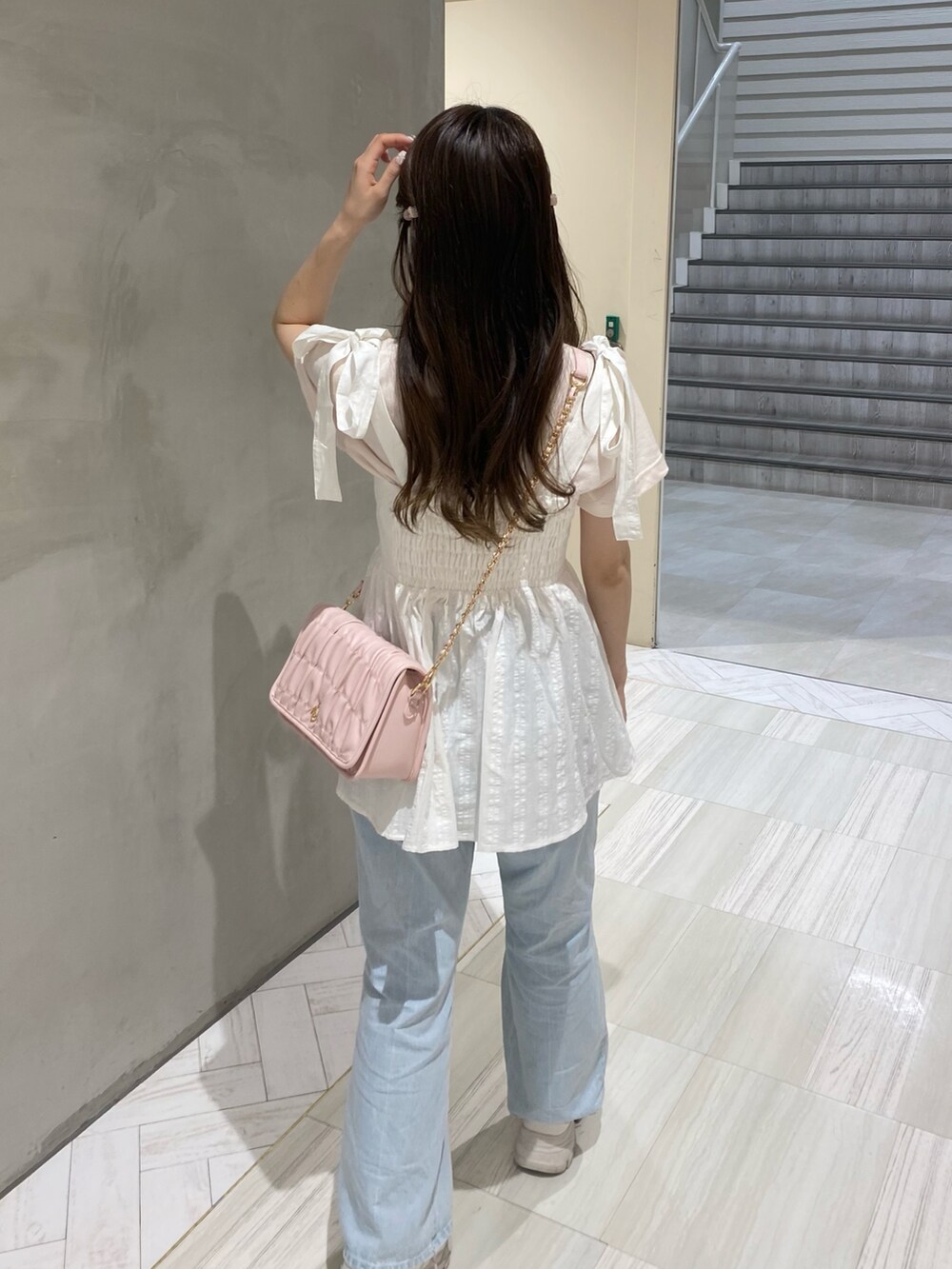 ホワイト系のスニーカー、ピンク系のショルダーバッグ、ホワイト系のTシャツ/カットソーを着用したレディースの夏コーディネートの4枚目の写真