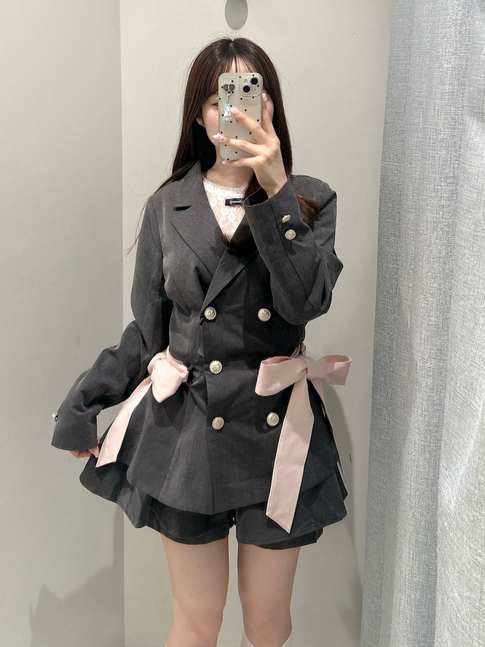 ブラック系のスカート、ブラック系のローファー、ホワイト系のTシャツ/カットソーを着用したレディースの秋コーディネートの2枚目の写真