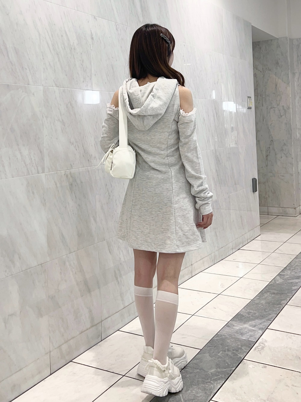 ホワイト系のシューズ、ホワイト系のバッグ、グレー系のワンピース/ドレスを着用したレディースの春コーディネートの3枚目の写真