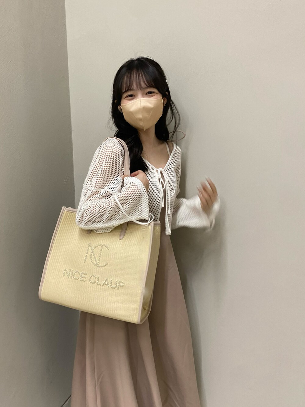 ベージュ系のワンピース、ホワイト系のサンダルを着用したレディースの夏コーディネートの5枚目の写真