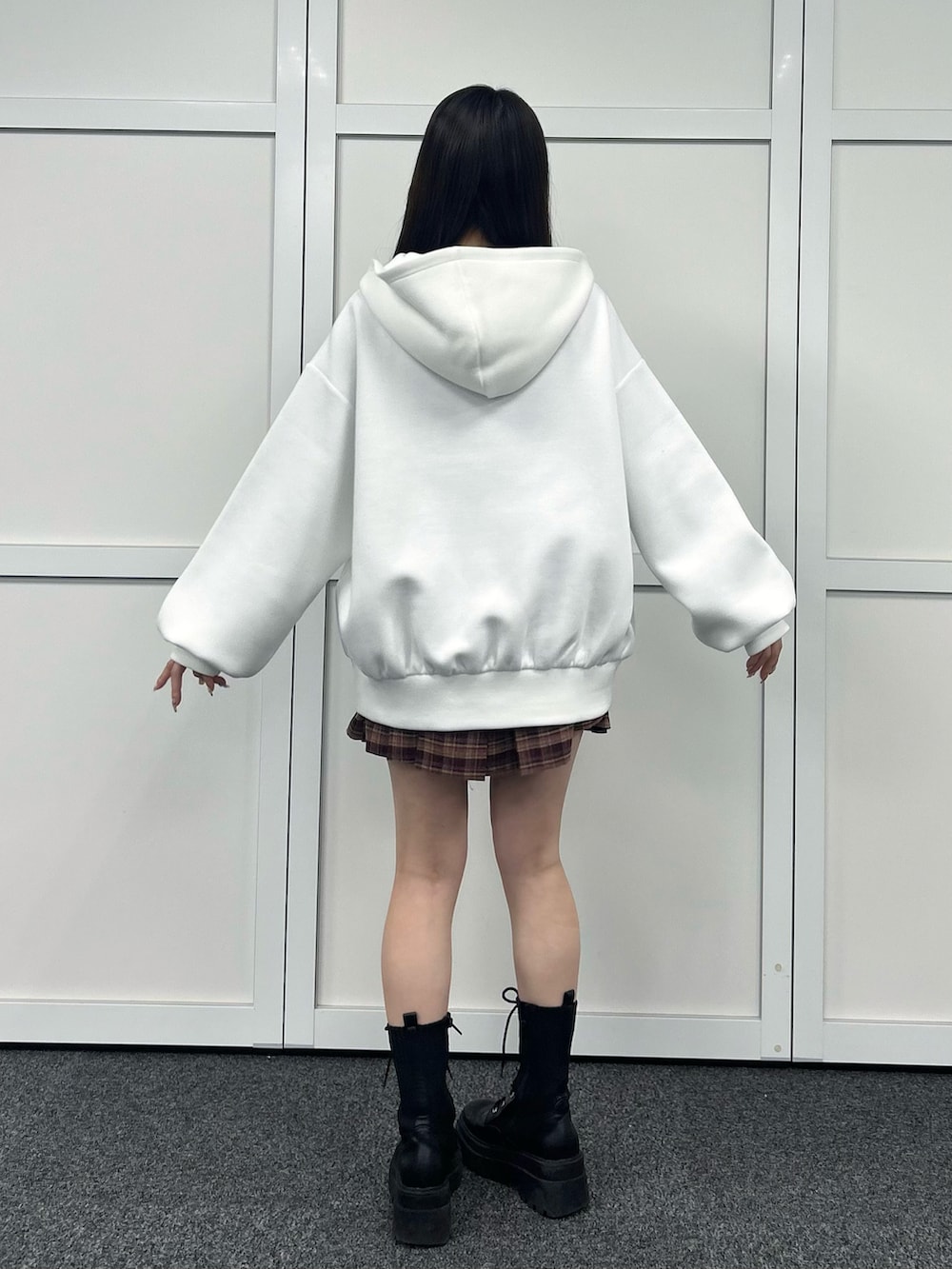 ホワイト系のTシャツ/カットソー、レッド系のスカートを着用したレディースの冬コーディネートの5枚目の写真