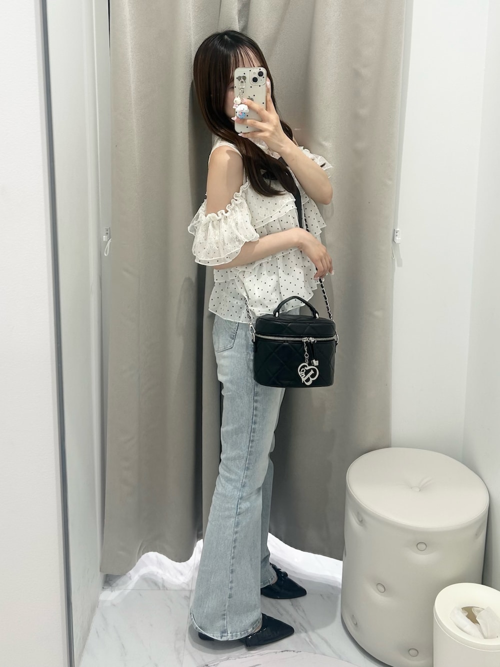 ホワイト系のシャツ/ブラウス、ブルー系のデニムパンツ、ホワイト系のショルダーバッグを着用したレディースの夏コーディネートの2枚目の写真