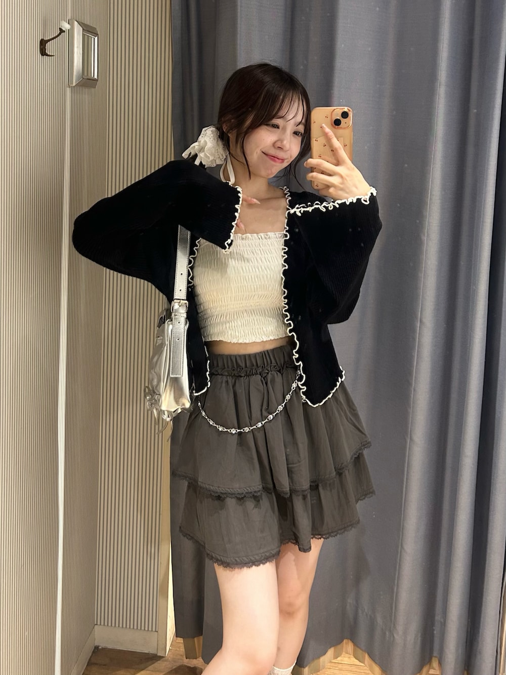 ホワイト系のキャミソール、ブラック系のカーディガン/ボレロ、グレー系のスカートを着用したレディースの秋コーディネートの2枚目の写真