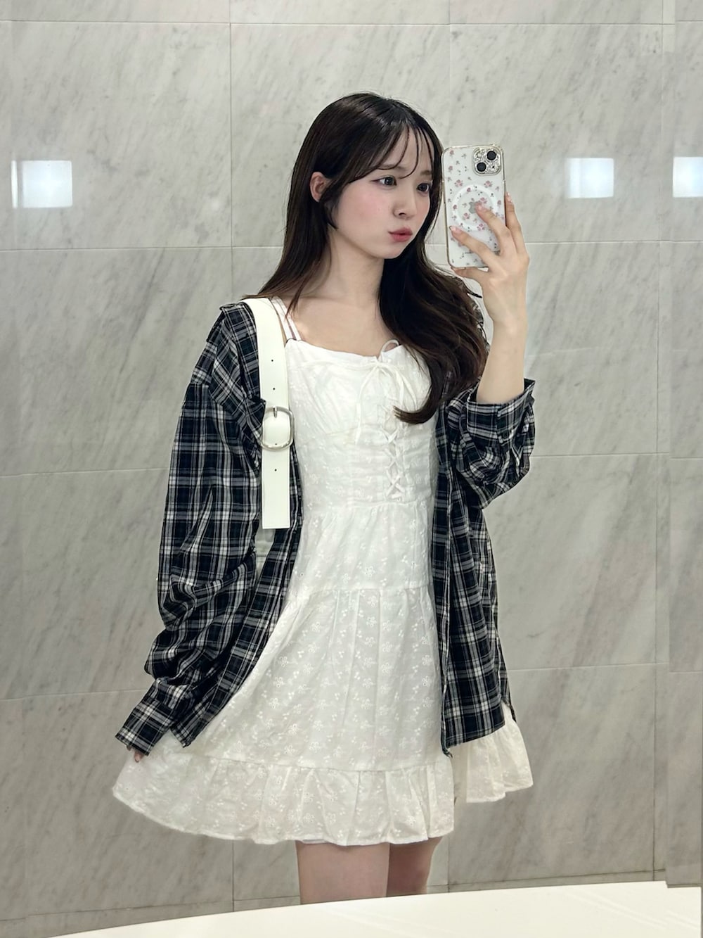 ブラック系のシャツ/ブラウス、ホワイト系のショルダーバッグ、ホワイト系のワンピースを着用したレディースの春コーディネートの4枚目の写真