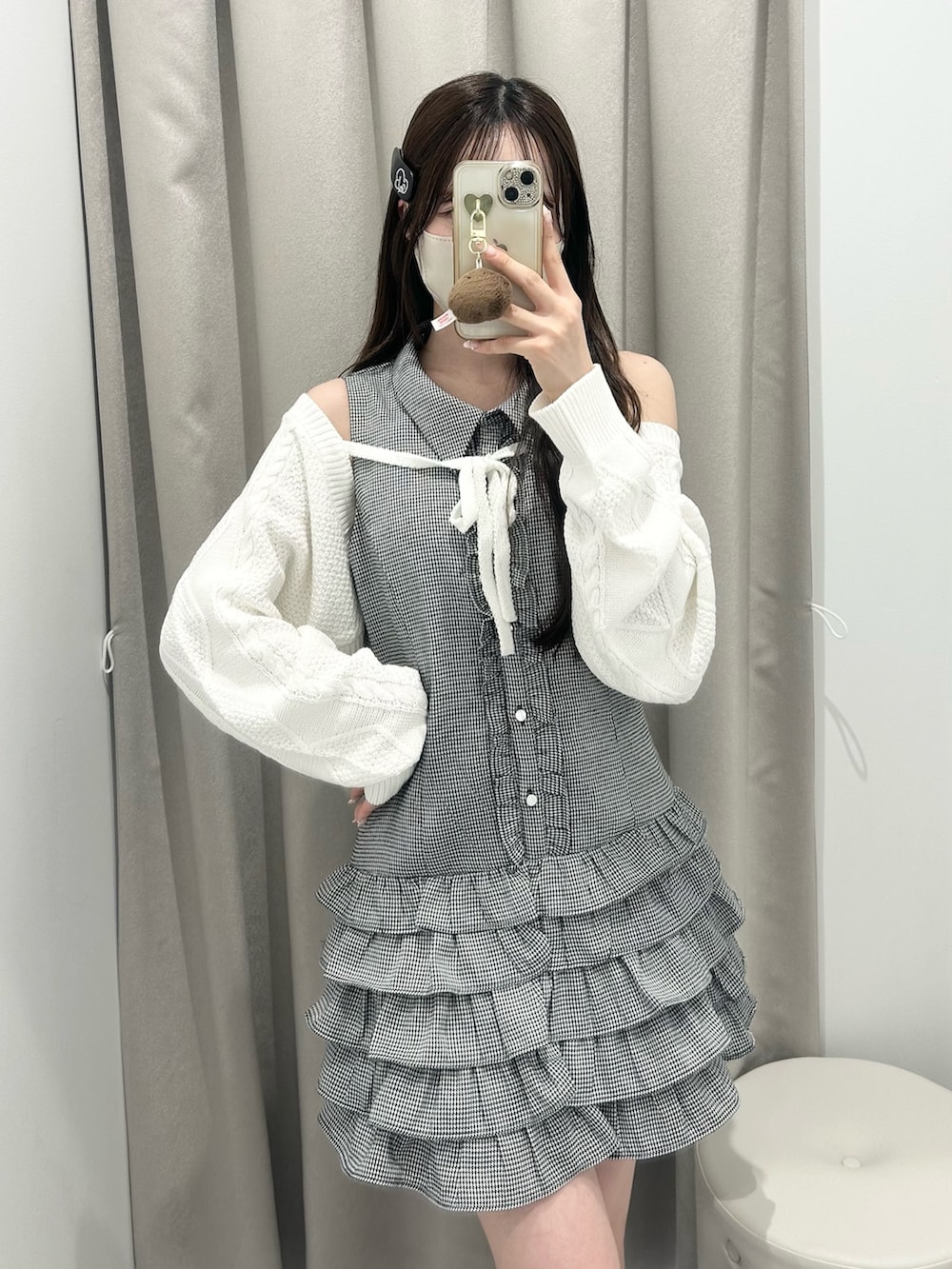 ブラック系のワンピース、ホワイト系のカーディガン/ボレロ、ブラック系のローファーを着用したレディースの春コーディネートの5枚目の写真