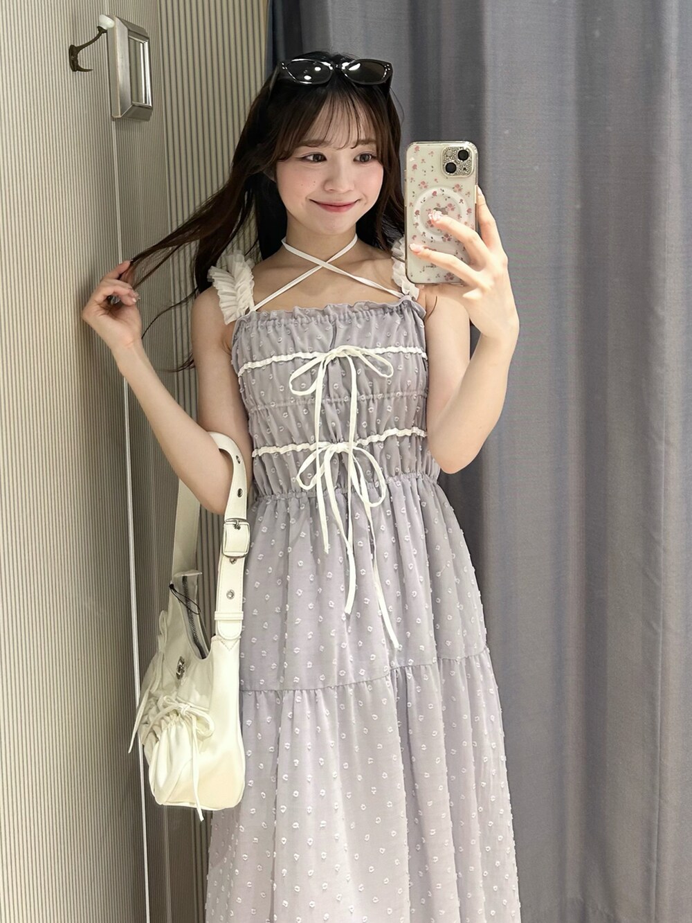 ホワイト系のショルダーバッグ、ブルー系のワンピース、ホワイト系のシューズを着用したレディースの春コーディネートの4枚目の写真