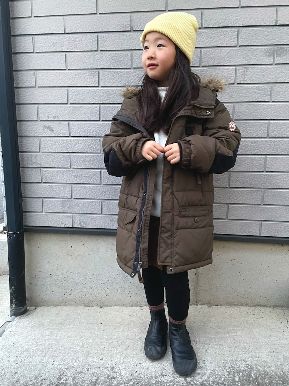 ホワイト系のトップス、グリーン系のMA-1、ブラウン系のその他パンツを着用したキッズの冬コーディネートの4枚目の写真