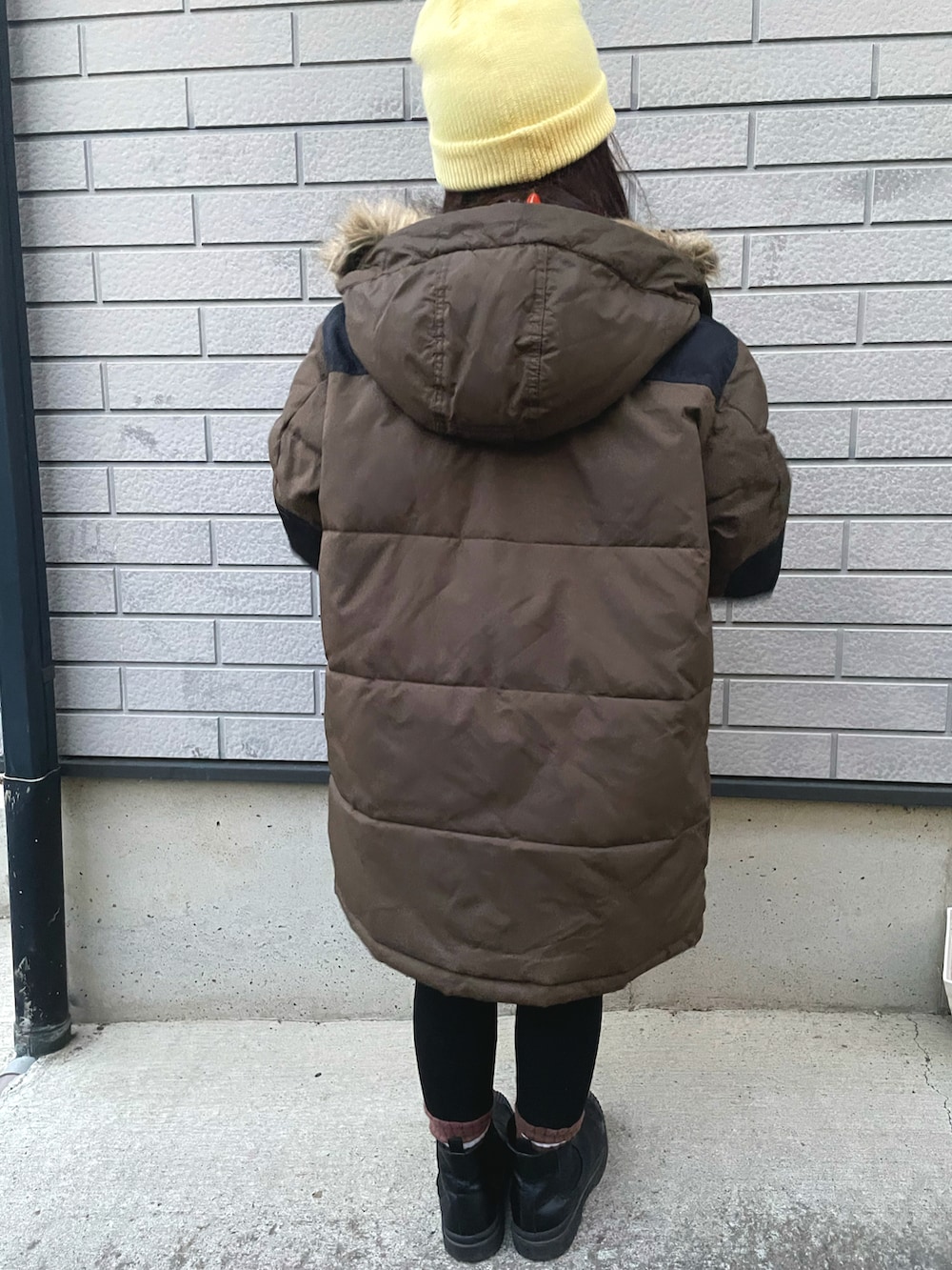 ホワイト系のトップス、グリーン系のMA-1、ブラウン系のその他パンツを着用したキッズの冬コーディネートの5枚目の写真