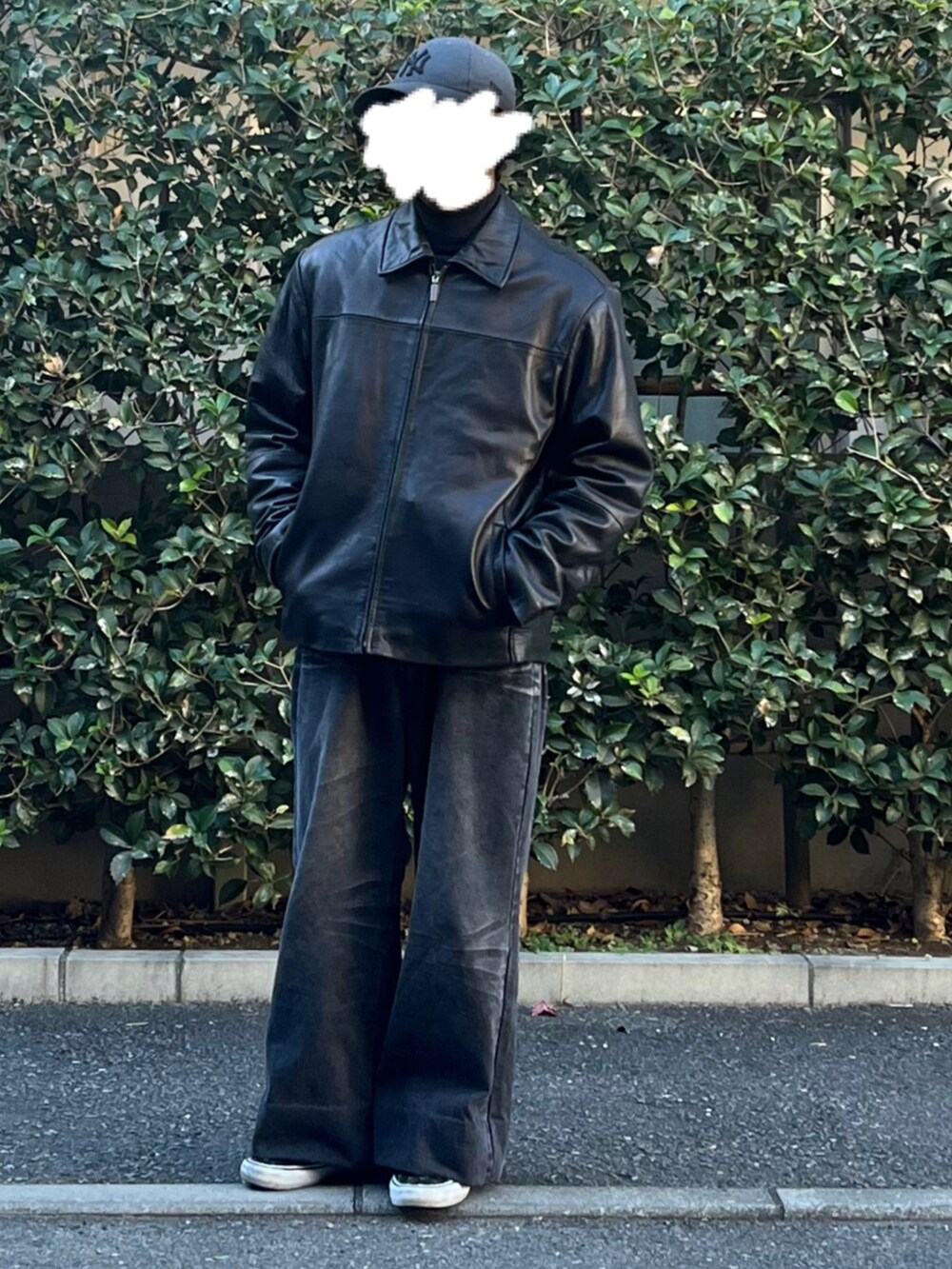 「冬のコーデ、メンズファッション、大人コーデ、ワイドパンツ、フレアパンツ、ニット、マイベストコーデ2023、ファッションを楽しもう、タートルネック、淡色コーデ」｜「UNIQLOのアイテム（ニット/セーター、グレー系）」を使った、Takaさん（メンズ・171cm）の冬コーディネートの2枚目の写真