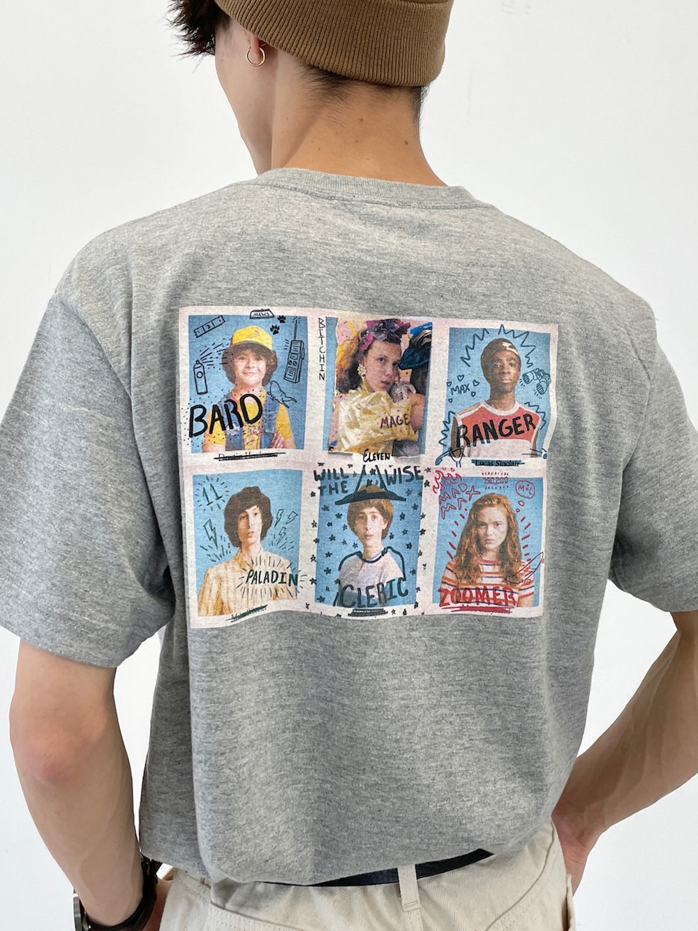 グレー系のTシャツ/カットソー、ベージュ系のその他パンツ、グレー系のスニーカーを着用したメンズの夏コーディネートの3枚目の写真