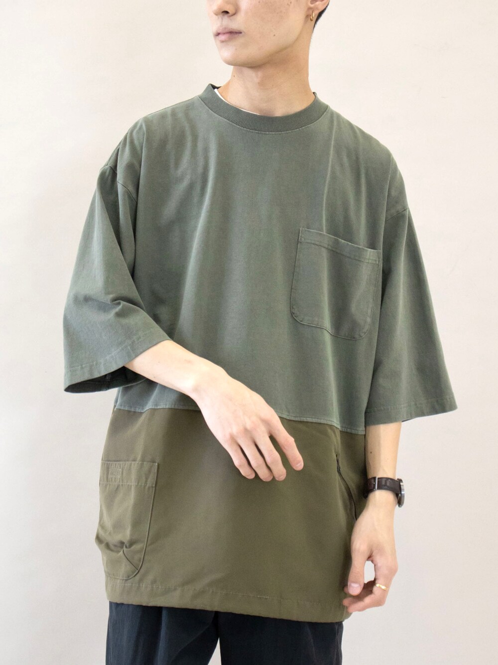 グリーン系のTシャツ/カットソー、ブラック系のカーゴパンツ、ホワイト系のスニーカーを着用したメンズの夏コーディネートの2枚目の写真