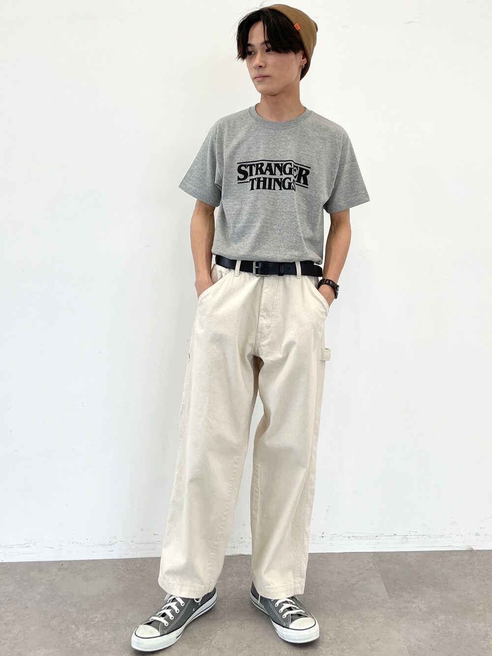 グレー系のTシャツ/カットソー、ベージュ系のその他パンツ、グレー系のスニーカーを着用したメンズの夏コーディネートの2枚目の写真