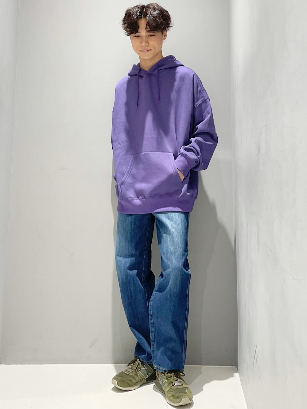 ブルー系のカーディガン/ボレロ、パープル系のパーカー、ブルー系のデニムパンツを着用したメンズの秋コーディネートの2枚目の写真