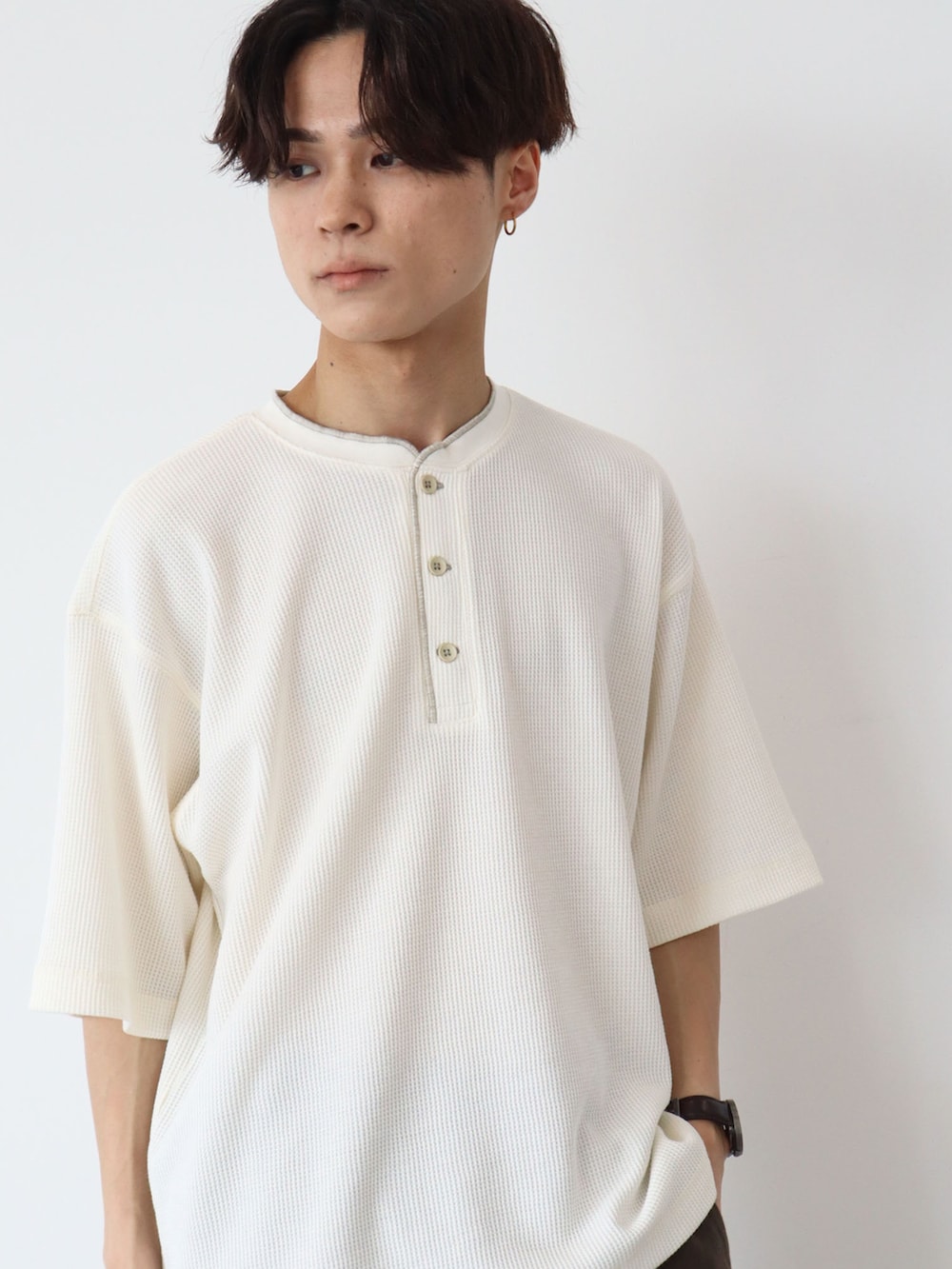 ホワイト系のTシャツ/カットソー、ブラウン系のその他パンツを着用したメンズの夏コーディネートの2枚目の写真