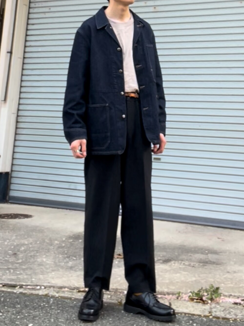 「はじめましてコーデ、休日スタイル、きれいめカジュアル、デニム、デニムジャケット、スラックス、タックイン、プチプラ、KLEMAN、春コーデ、シンプル、UNIQLO」｜「UNIQLOのアイテム（デニムジャケット、ブルー系）」を使った、komさん（メンズ・175cm）の春コーディネートの2枚目の写真