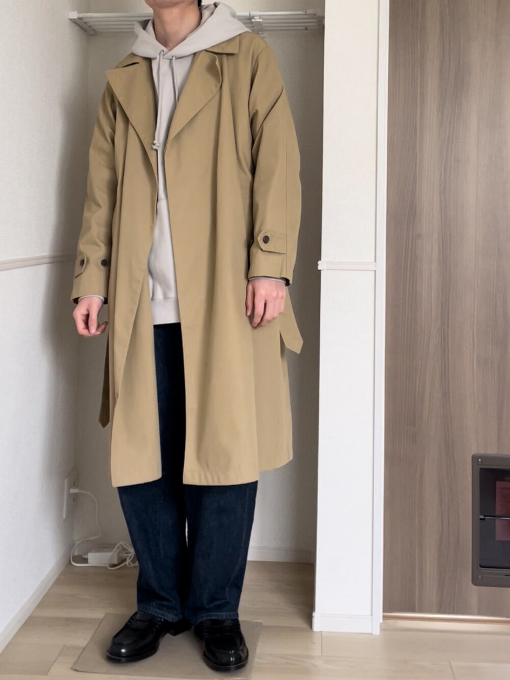 「休日コーデ、カジュアル、シンプル、ビックシルエット、デニムパンツ、パーカー、トレンチコート、ローファー、WYM、FREAK’Ｓ STORE、UNIQLO」｜「FREAK'S STOREのTRENCH COAT/トレンチコート（ステンカラーコート、ベージュ系）」を使った、komさん（メンズ・175cm）の冬コーディネートの2枚目の写真