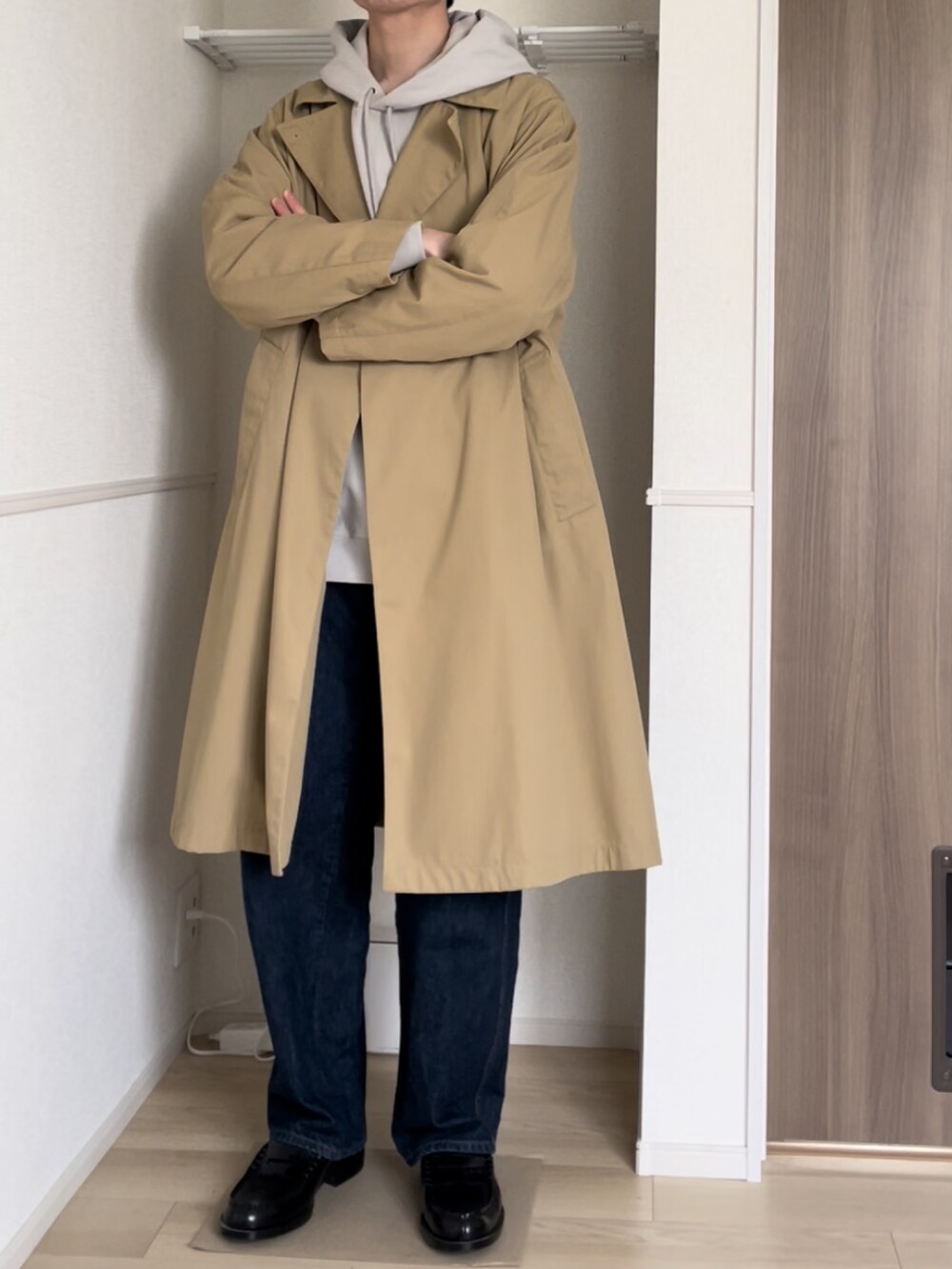 「休日コーデ、カジュアル、シンプル、ビックシルエット、デニムパンツ、パーカー、トレンチコート、ローファー、WYM、FREAK’Ｓ STORE、UNIQLO」｜「FREAK'S STOREのTRENCH COAT/トレンチコート（ステンカラーコート、ベージュ系）」を使った、komさん（メンズ・175cm）の冬コーディネートの3枚目の写真