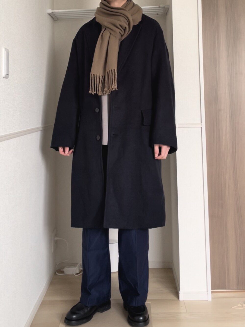 「チェスターコート、マフラー、スラックス、ワイドパンツ、KLEMAN、オーバーサイズ、WYM、SENSE OF PLACE by URBAN RESEAR、GU、プチプラ」｜「WYM LIDNMのPE MELTON WIDE CHESTER COAT（チェスターコート、ブルー系）」を使った、komさん（メンズ・175cm）の冬コーディネートの3枚目の写真