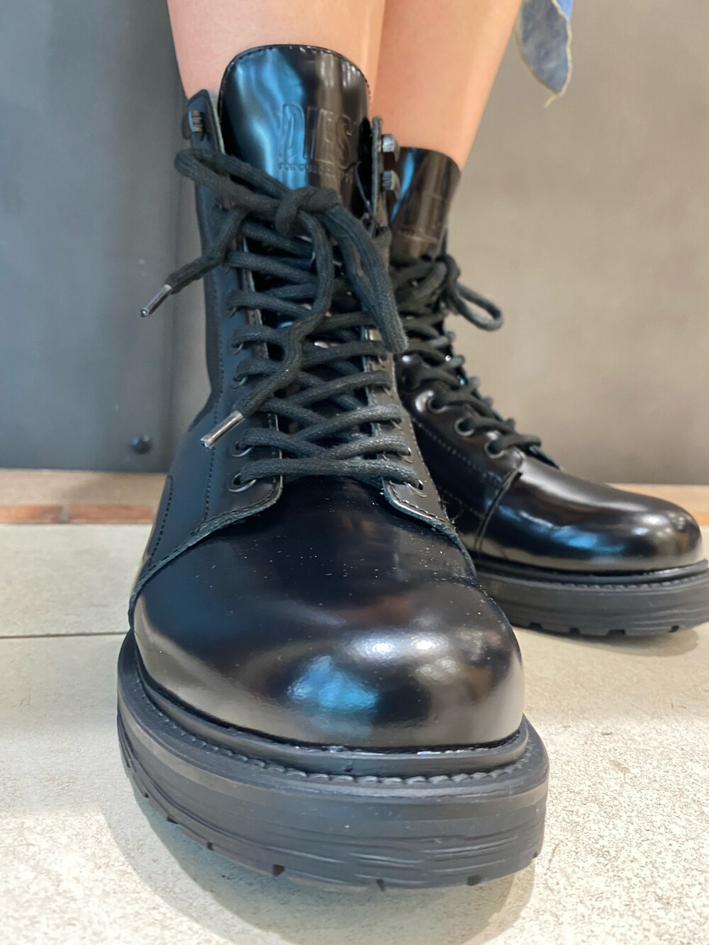 ベージュ系のワンピース、ブルー系のバッグ、ブラック系のブーツを着用したレディースの秋コーディネートの3枚目の写真