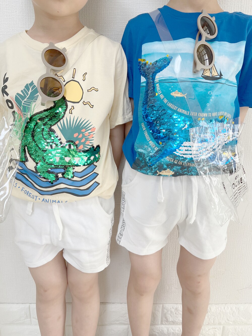 イエロー系のTシャツ/カットソー、ホワイト系のパンツ、ブルー系のTシャツ/カットソーを着用したキッズの秋コーディネートの2枚目の写真