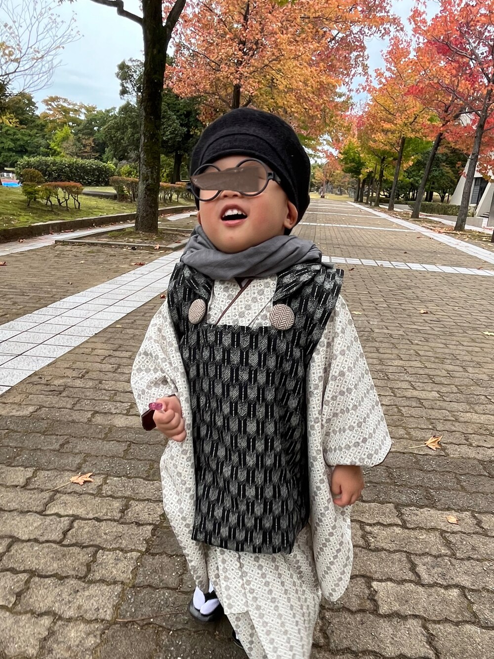 ブラウン系のテーラードジャケット、ブラウン系のその他パンツ、ブラック系の蝶ネクタイを着用したキッズの秋コーディネートの5枚目の写真