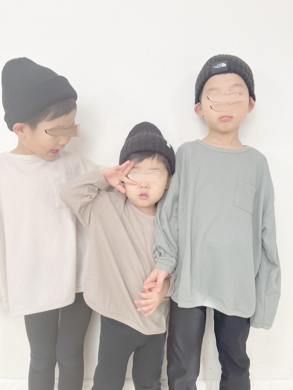 グリーン系のTシャツ/カットソー、ベージュ系のTシャツ/カットソー、ベージュ系のTシャツ/カットソーを着用したキッズの冬コーディネートの2枚目の写真