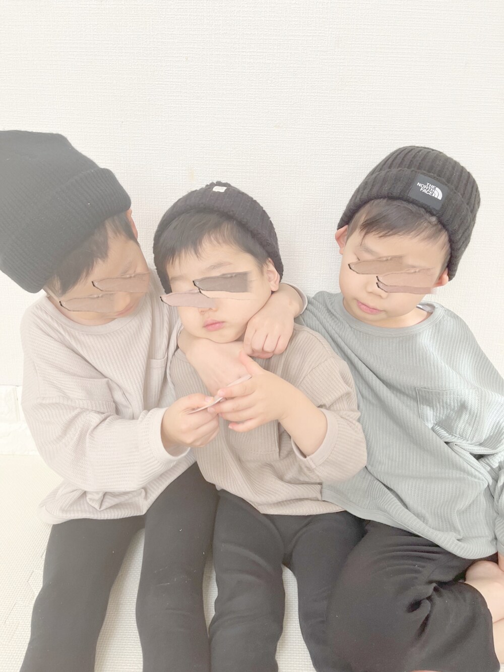 グリーン系のTシャツ/カットソー、ベージュ系のTシャツ/カットソー、ベージュ系のTシャツ/カットソーを着用したキッズの冬コーディネートの3枚目の写真