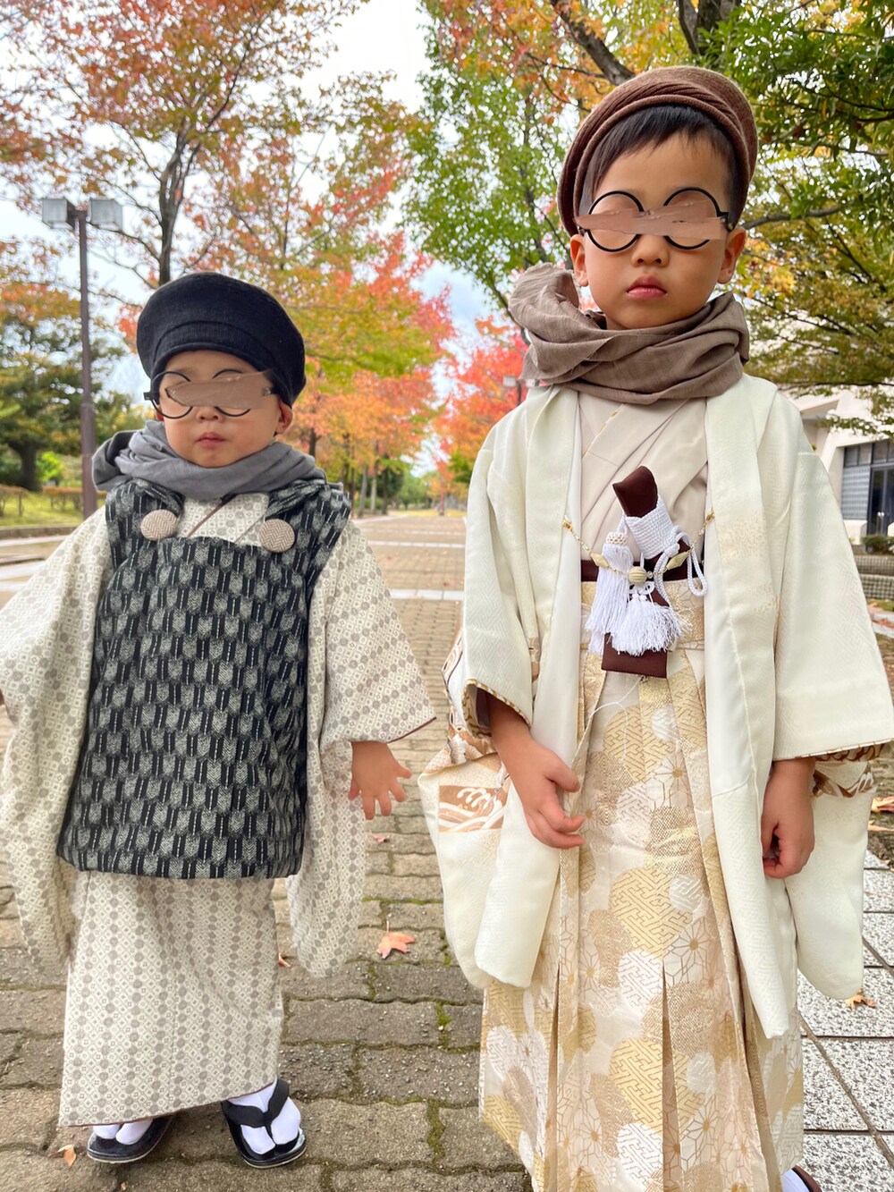 ブラウン系のテーラードジャケット、ブラウン系のその他パンツ、ブラック系の蝶ネクタイを着用したキッズの秋コーディネートの2枚目の写真