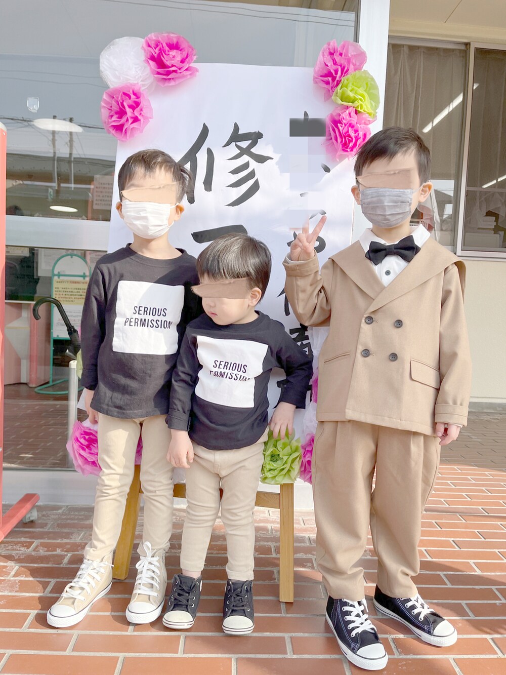 ブラウン系のテーラードジャケット、ブラウン系のその他パンツ、ホワイト系のシャツ/ブラウスを着用したキッズの春コーディネートの3枚目の写真