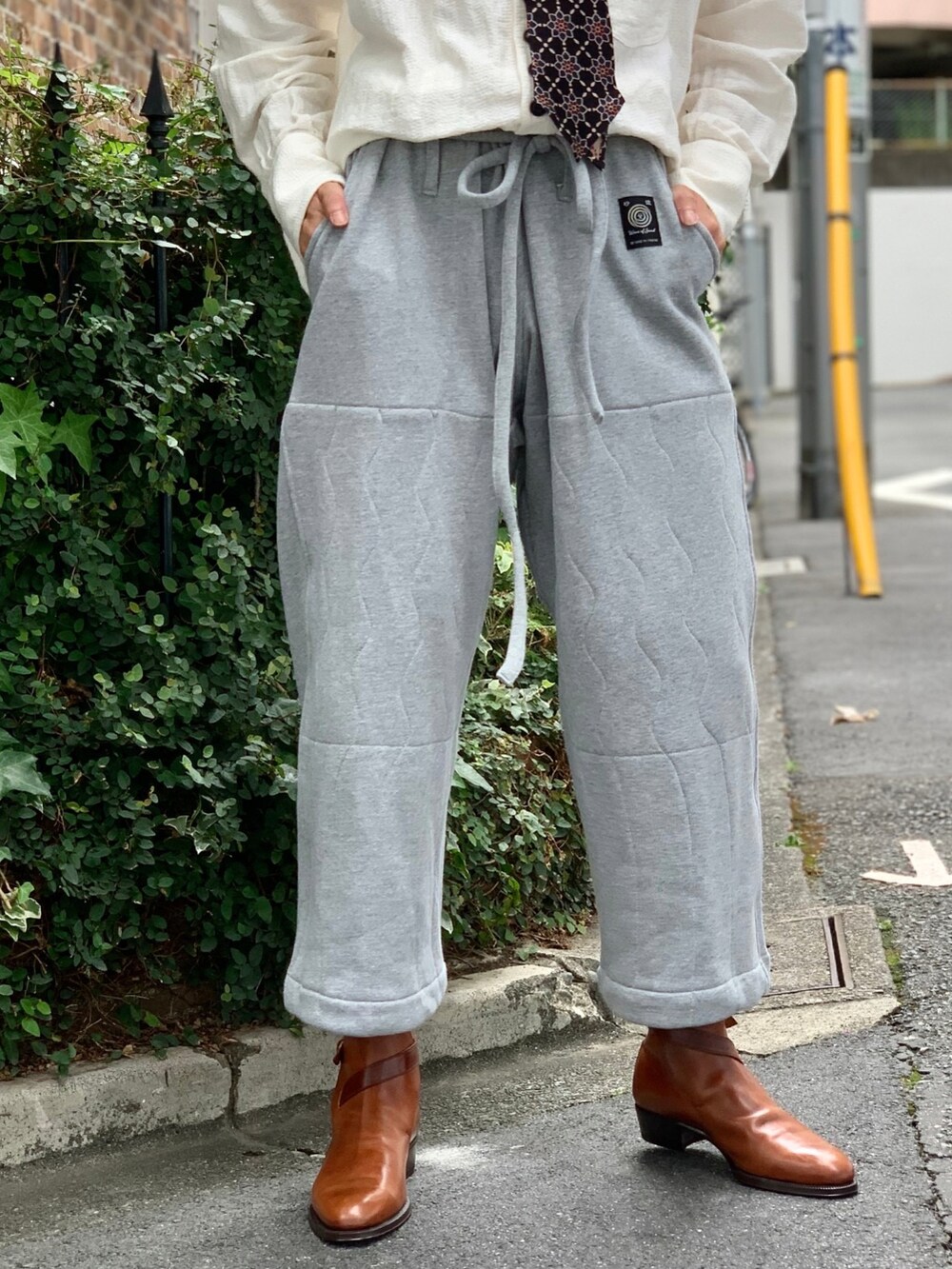 グレー系のパンツ、ホワイト系のシャツ/ブラウス、グレー系のスウェットパンツを着用したメンズの夏コーディネートの3枚目の写真