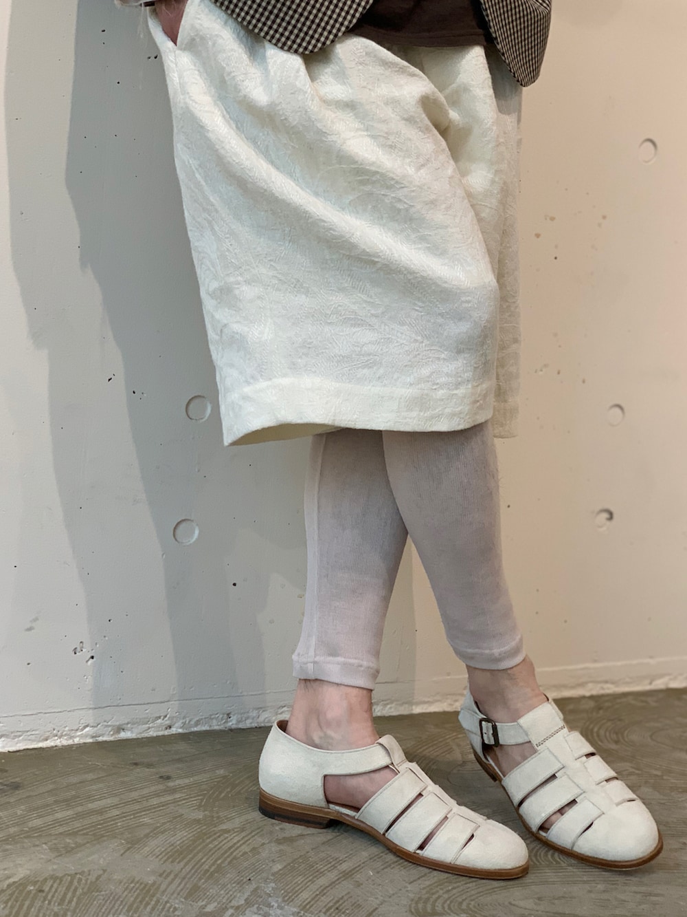 ベージュ系のテーラードジャケットを着用したメンズの春コーディネートの3枚目の写真