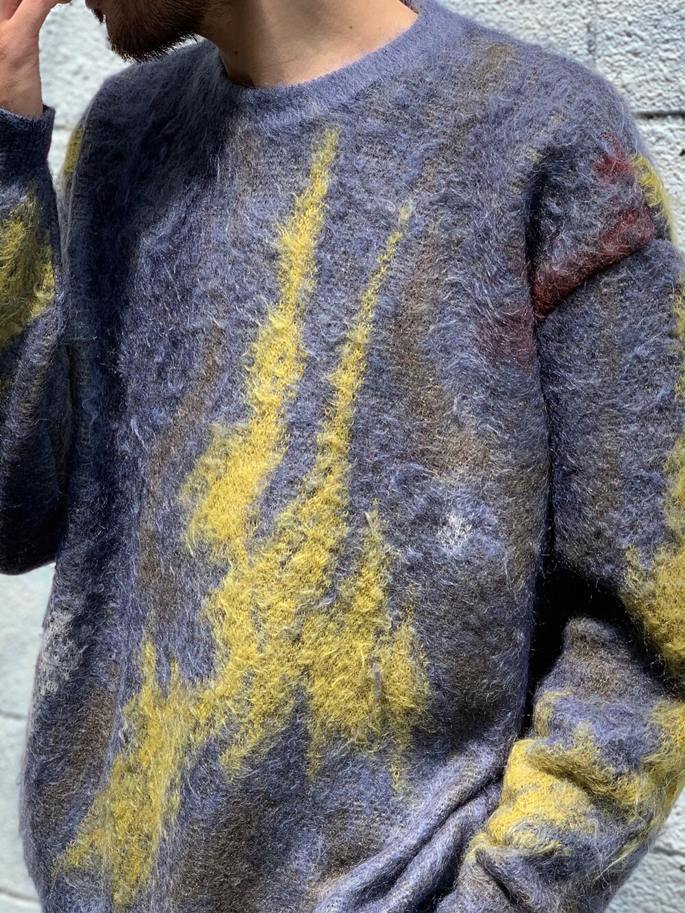 ブルー系のニット/セーターを着用したメンズの夏コーディネートの2枚目の写真