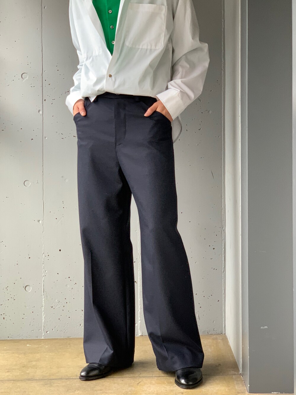 グリーン系のカーディガン/ボレロ、ブルー系のテーラードジャケット、ブルー系のスラックスを着用したメンズの冬コーディネートの3枚目の写真