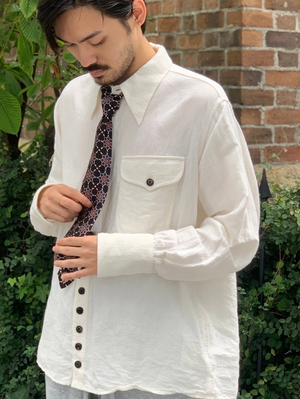 グレー系のパンツ、ホワイト系のシャツ/ブラウス、グレー系のスウェットパンツを着用したメンズの夏コーディネートの2枚目の写真