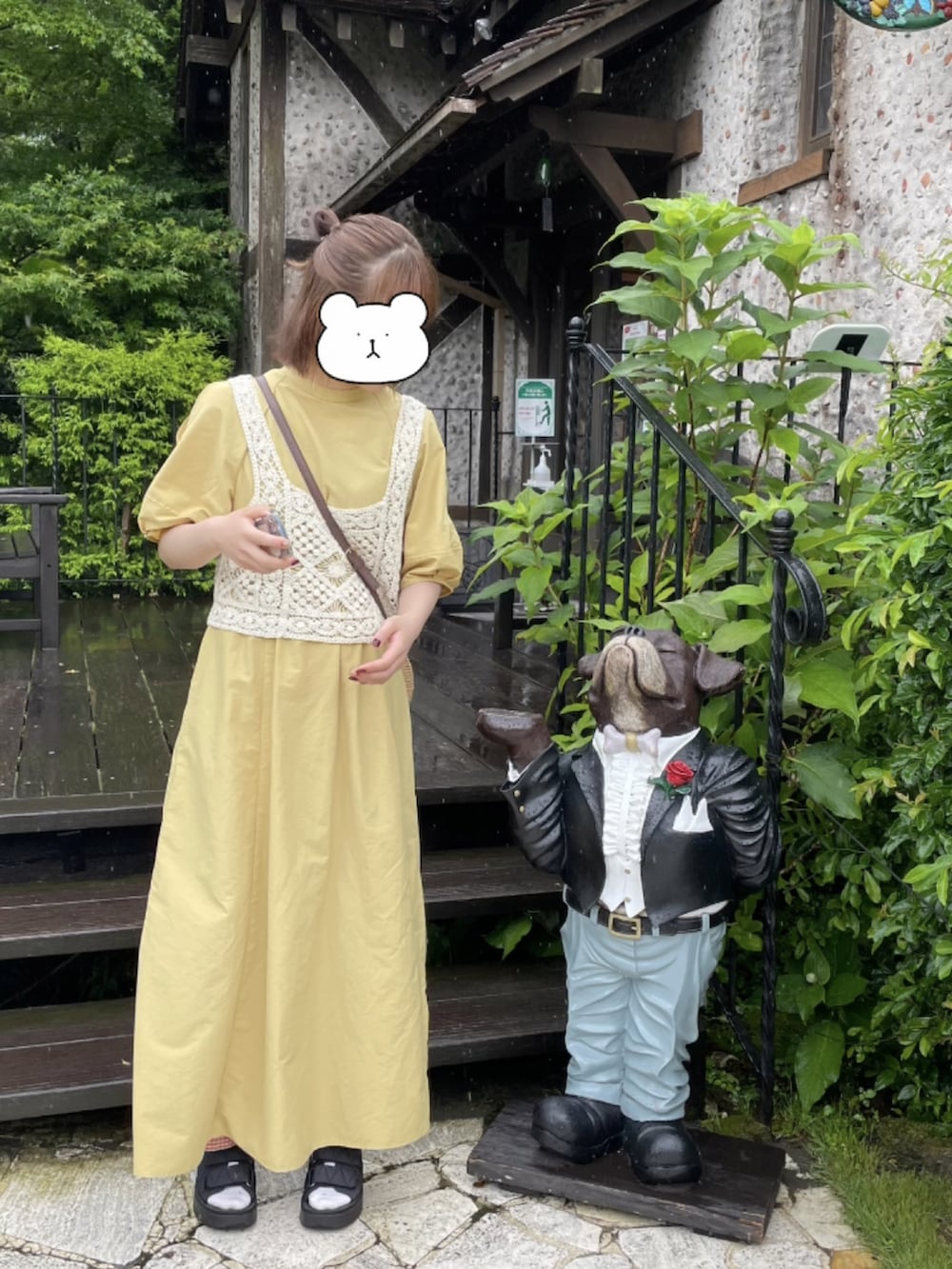 イエロー系のワンピース、ベージュ系のその他トップス、ブラック系のサンダルを着用したレディースの夏コーディネートの4枚目の写真