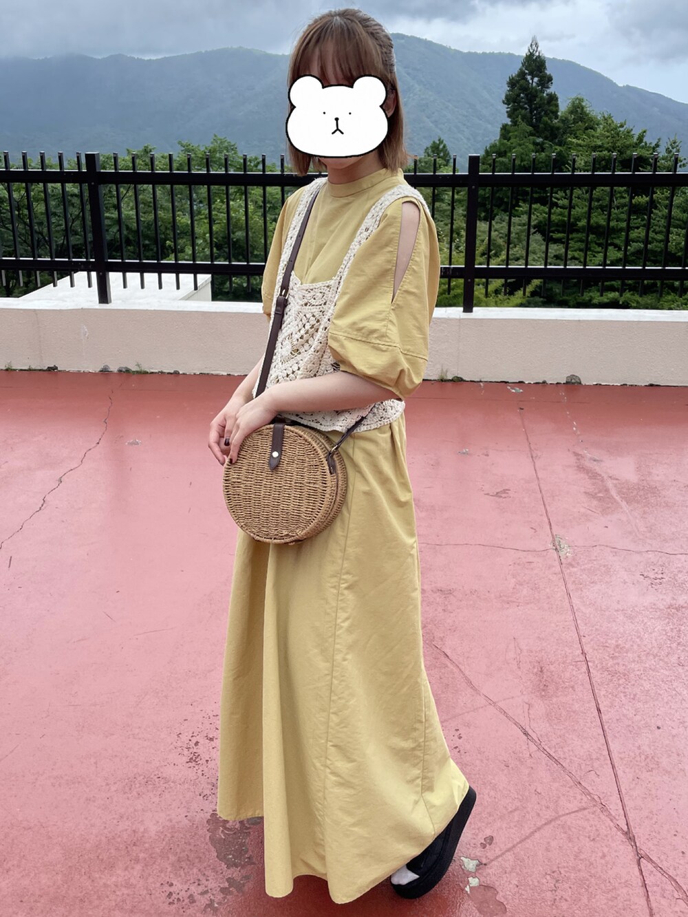 イエロー系のワンピース、ベージュ系のその他トップス、ブラック系のサンダルを着用したレディースの夏コーディネートの5枚目の写真