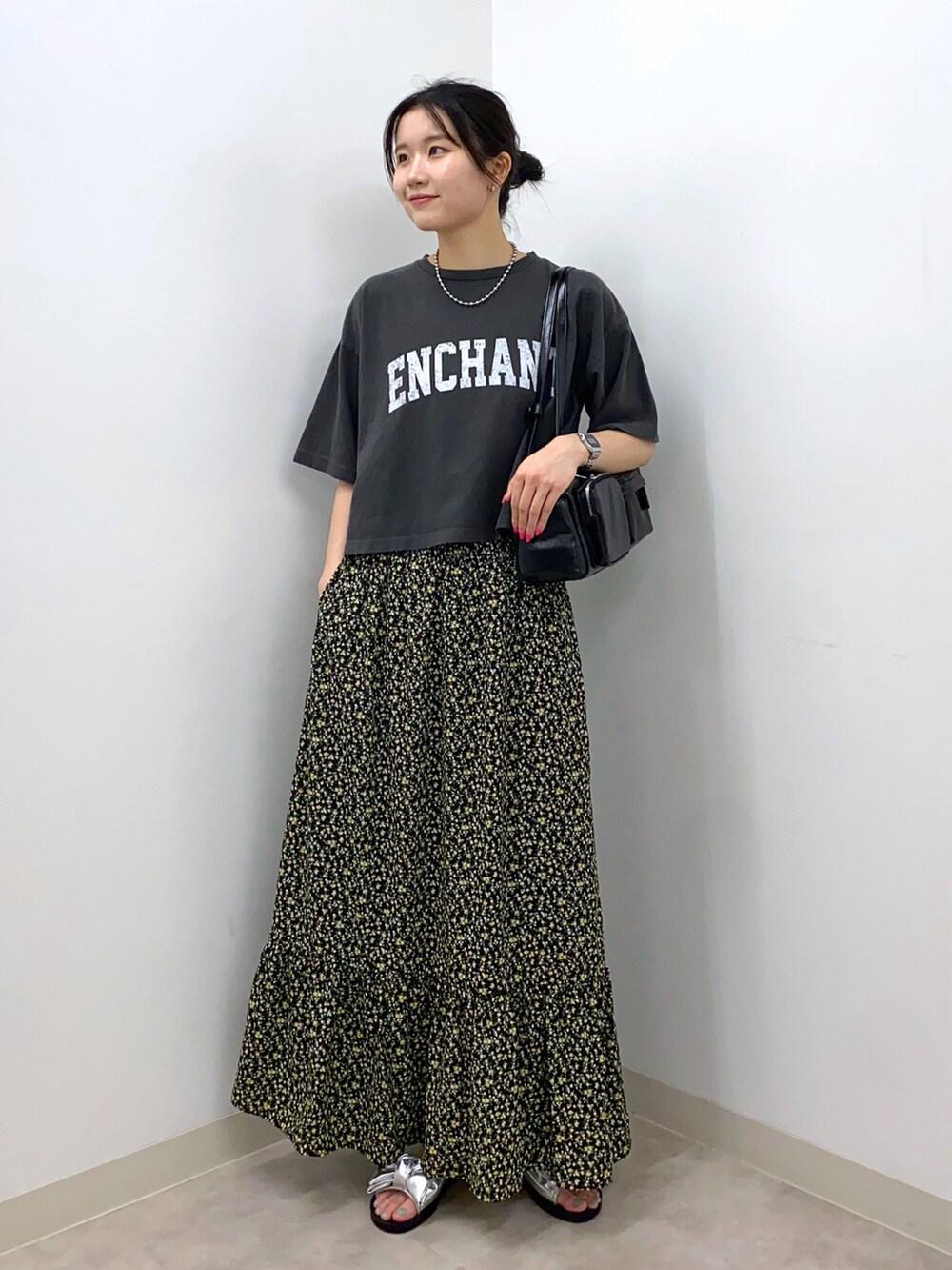 グレー系のTシャツ/カットソー、ブラック系のワンピース、ブラック系のボストンバッグを着用したレディースの夏コーディネートの2枚目の写真