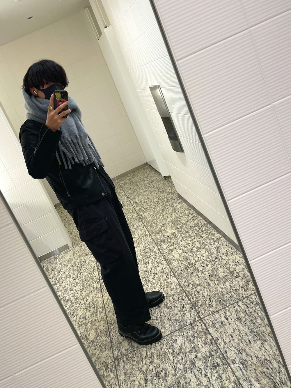 ブラック系のブルゾン、ホワイト系のTシャツ/カットソー、ブラック系のカーゴパンツを着用したメンズの冬コーディネートの2枚目の写真