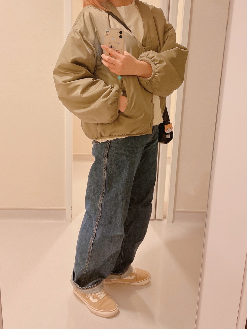 「デニム、デニムパンツ、スニーカー、スニーカーコーデ、オトナカジュアル、カジュアルコーデ、休日スタイル、ブルゾン」｜「UNIQLOのハイライズワイドストレートジーンズ（デニムパンツ、ブルー系）」を使った、さえさん（レディース・162cm）の冬コーディネートの2枚目の写真