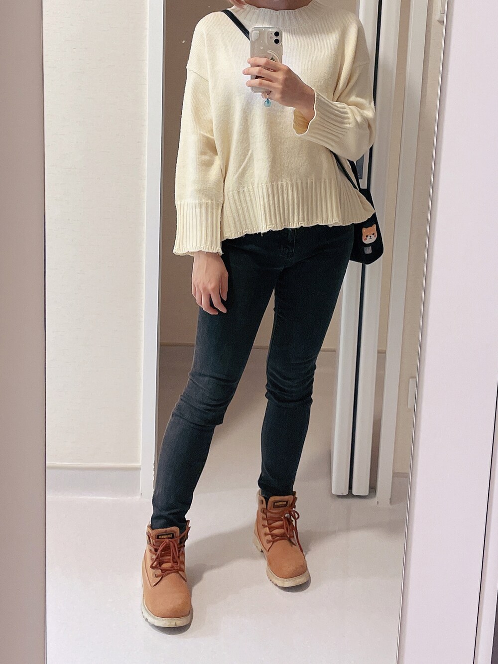 「休日スタイル、休日コーデ、デニム、デニムパンツ、デニムコーデ、ミニバッグ、背伸びコーデ、セーター」｜「GAPのミッドライズ クラシックストレートジーンズ（デニムパンツ、ブラック系）」を使った、さえさん（レディース・162cm）の冬コーディネートの2枚目の写真